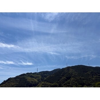 青空と山並みのイメージ写真